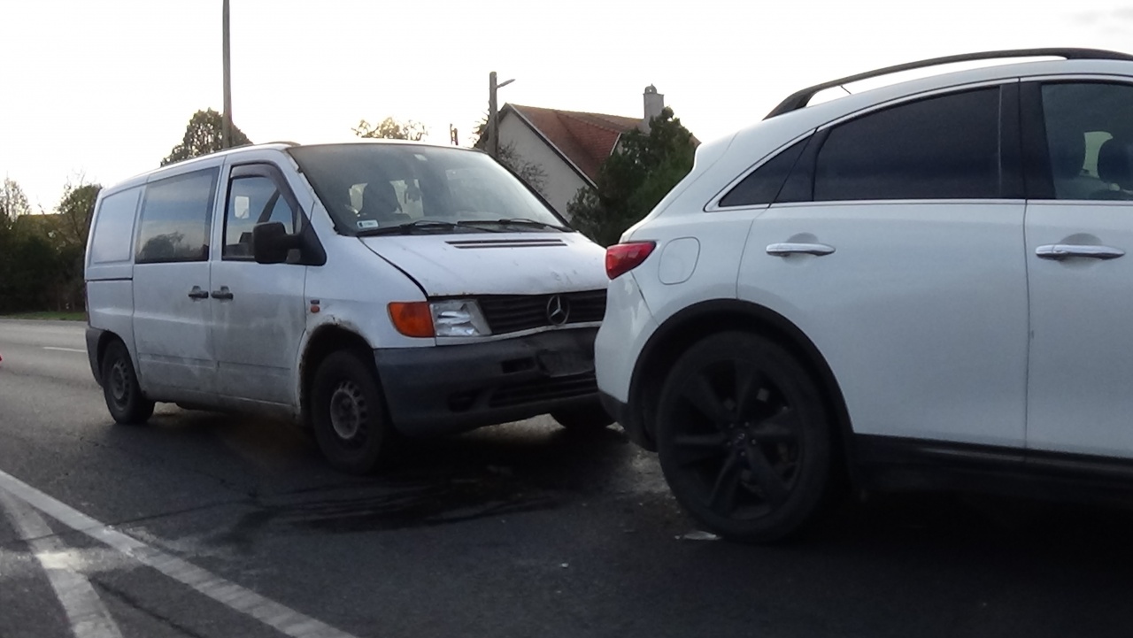 Hármas karambol a Tiszavasvári úton, egy személyt kórházba szállítottak