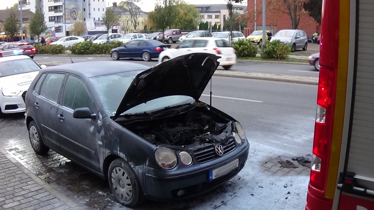 Hatalmas lángok csaptak fel egy járműből az Egyház utcán – Menet közben gyulladt ki 