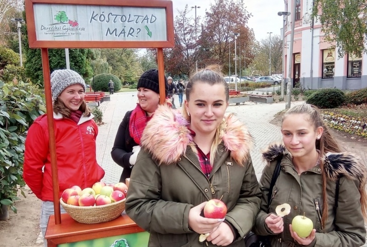 Almachipset és almalevet is kóstolhattak a járókelők csütörtök délután a belvárosban