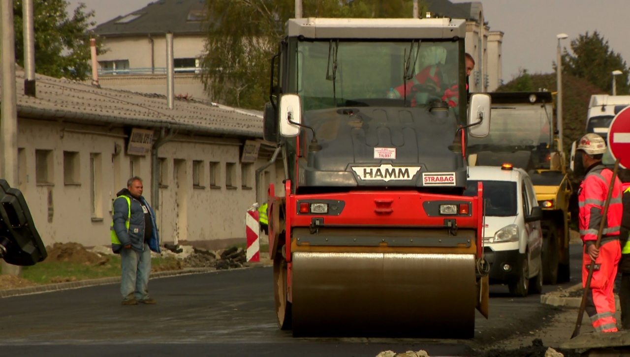 Hamarosan befejeződnek az útfelújítási munkálatok a Lujza utcán