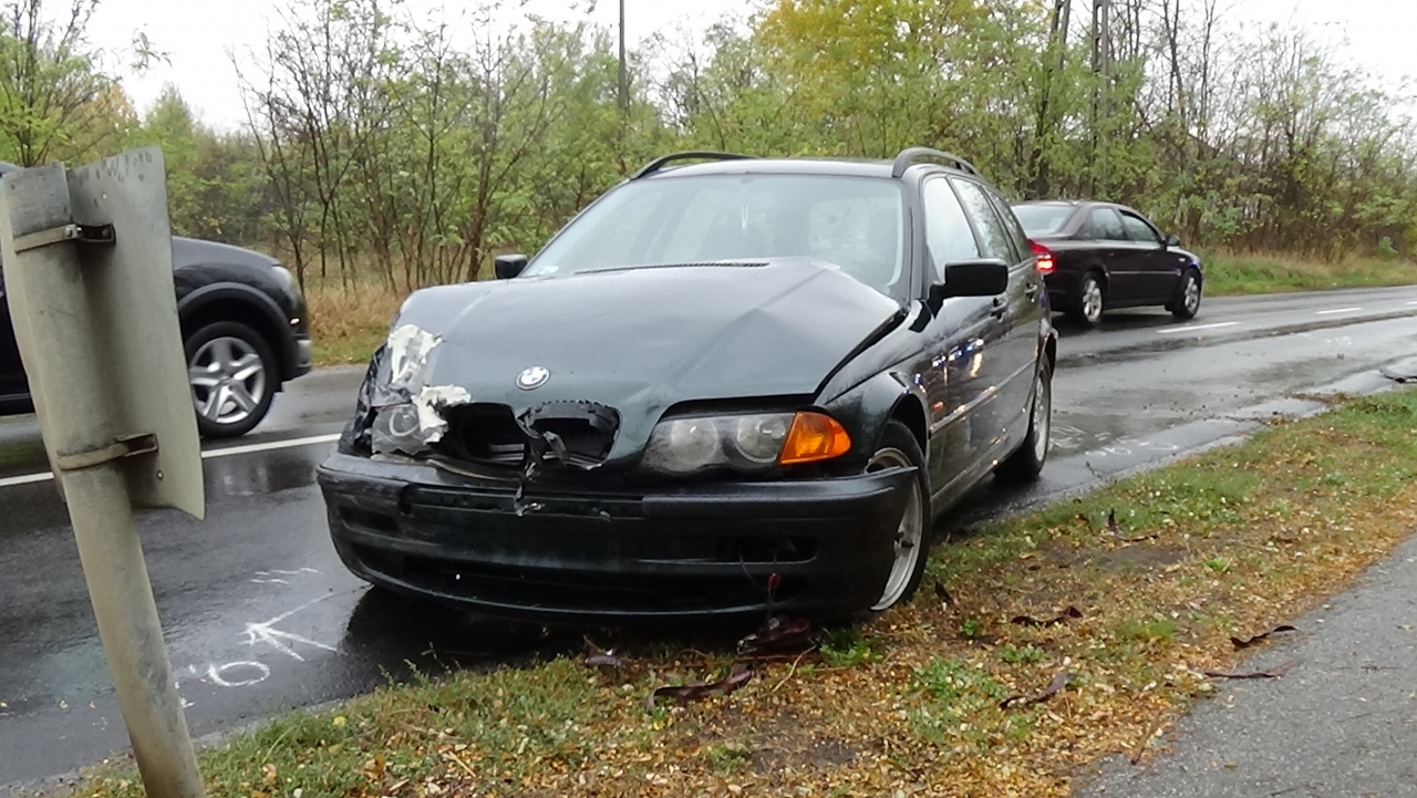 Megcsúszott a vizes úton, karambolozott – Súlyos baleset történt a Kemecsei úton