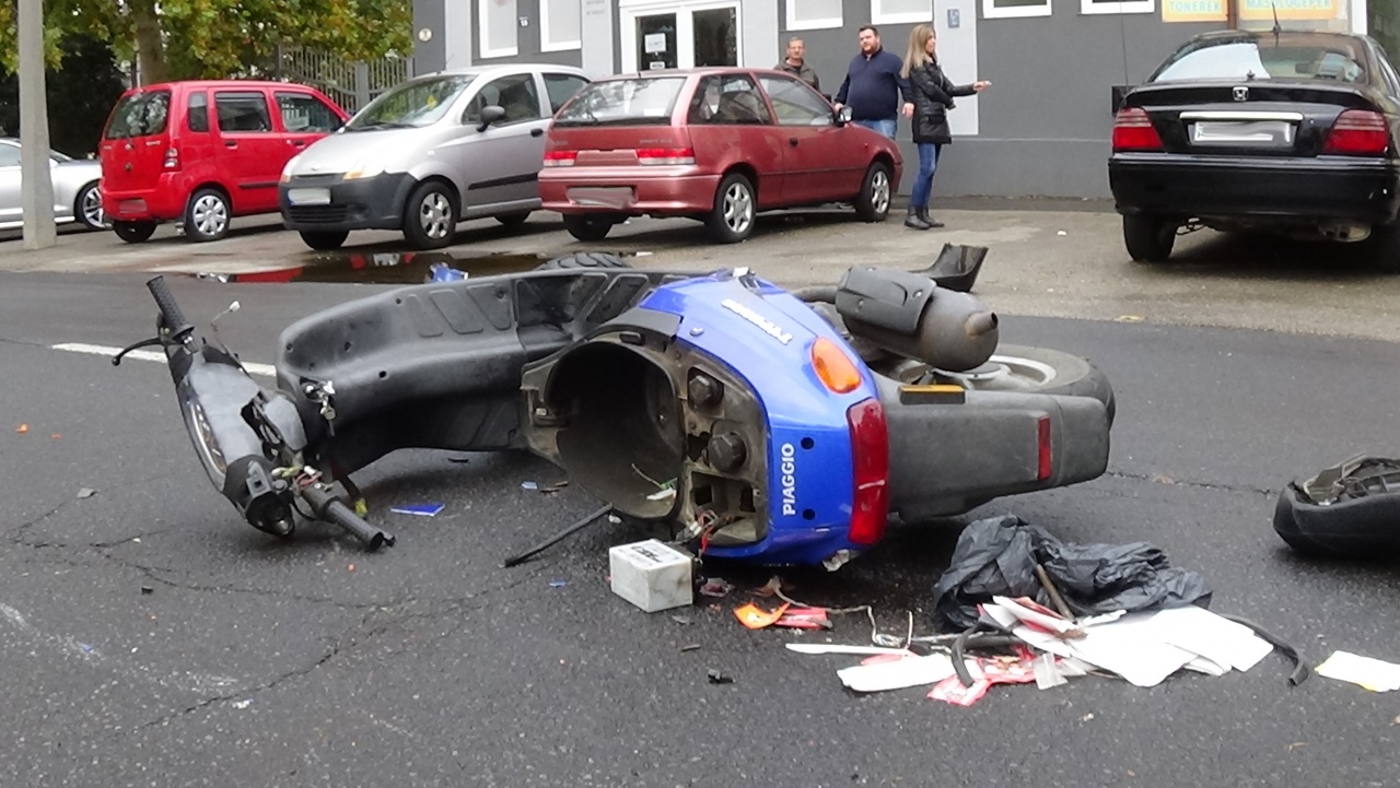 Motoros baleset az Árok utcán – Kórházban a vétlen sofőr