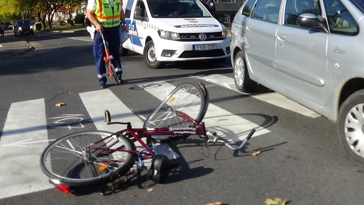 Kerékpárost gázoltak a Korányi Frigyes utcán, kórházban a sérült