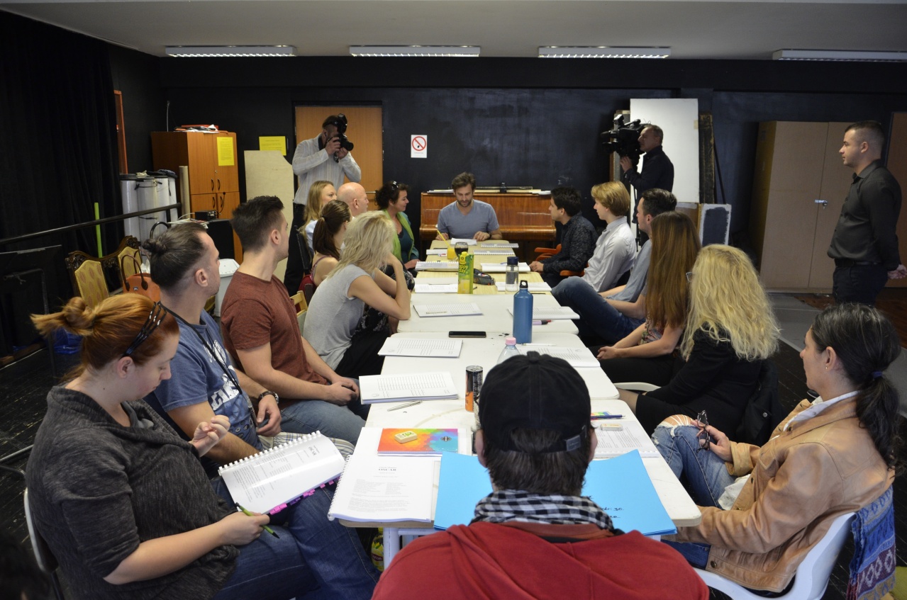 Ezekben a percekben kezdődött el az Oscar című előadás olvasópróbája