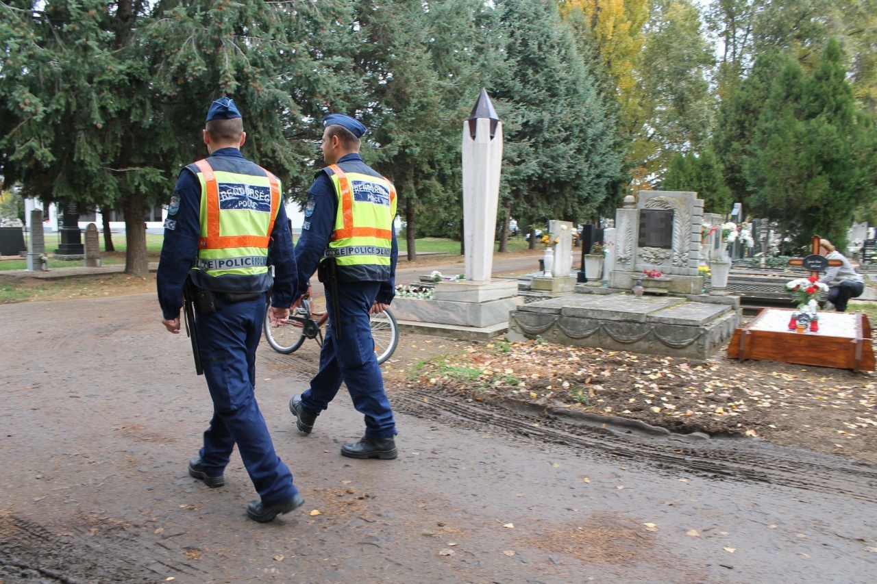 Mindenszentek ünnepe közeledik – A rendőrségtől is fokozott figyelem irányul a temetőkre