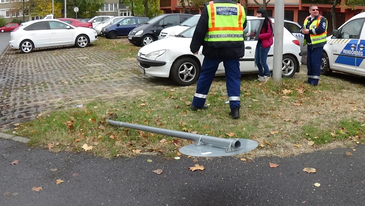 Becsületes sofőr! – Kidöntötte a KRESZ-táblát, azonnal értesítette a rendőrséget!