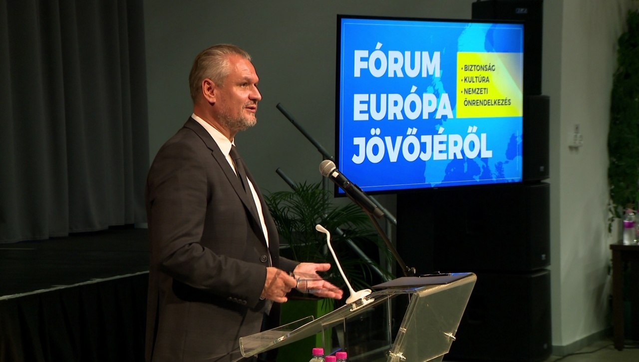 Nemzeti identitásunkat és kultúránkat is veszélyezteti a tömeges migráció