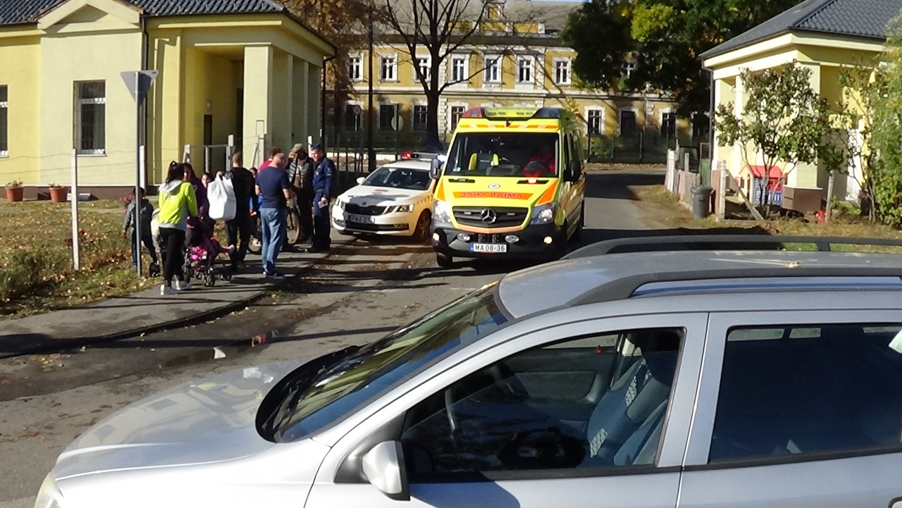 Nyolc éves kislány sérült meg a Huszár téren – Szabályosan közlekedő járműnek szaladt