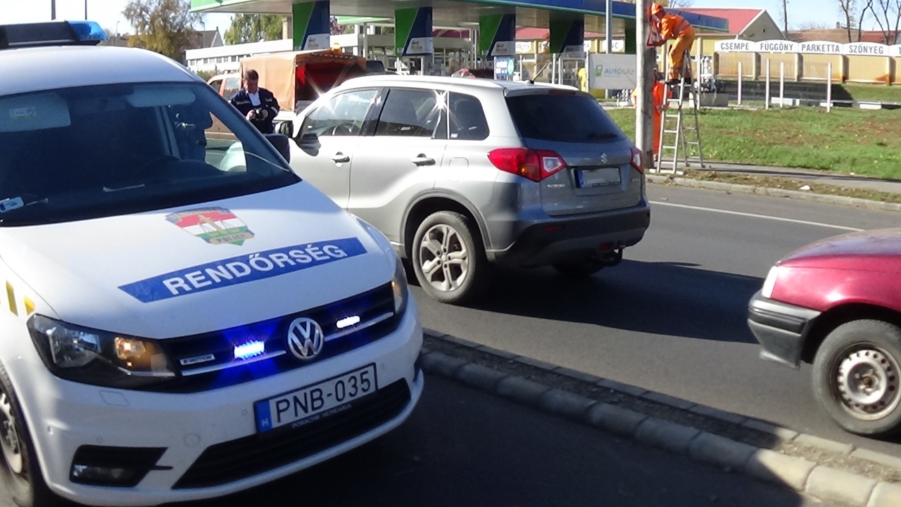 Nem vette észre, hogy járműve a piros lámpánál hátrafelé gurul, balesetet okozott