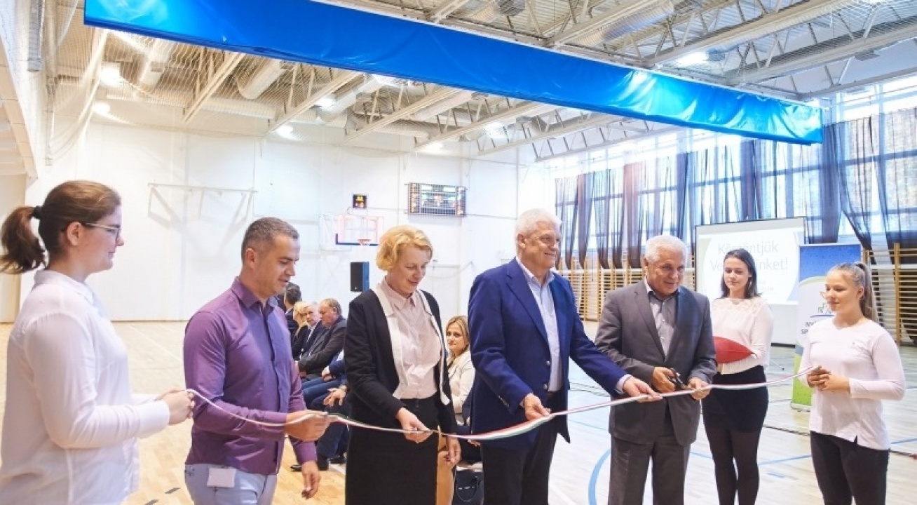 Mostmár jöhet a sport-siker! – Átadták a Zrínyi Ilona Gimnázium felújított tornacsarnokát