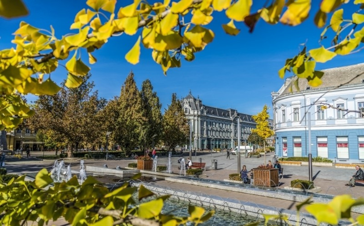 Ragyogó napsütéssel indult a november Nyíregyházán – Tegyen egy sétát a belvárosban!