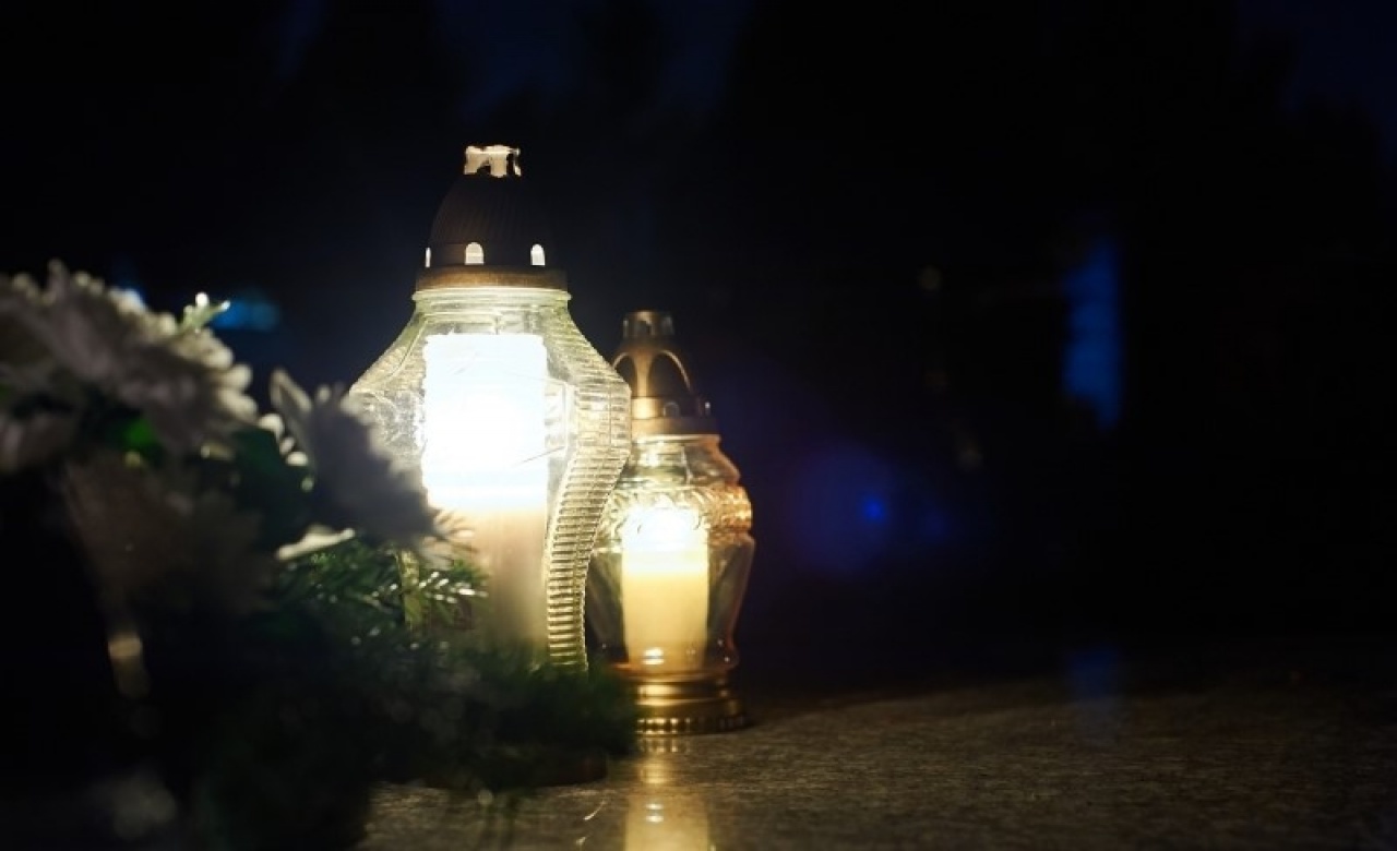 Már szerdán is rengetegen érkeztek szeretteik sírjaihoz az Északi Temetőbe