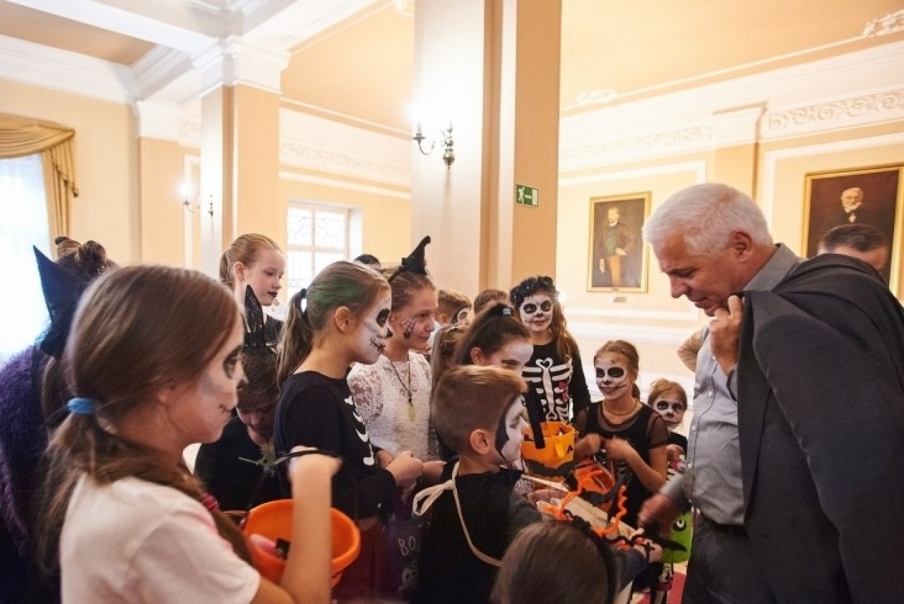 Csokit vagy csalunk! – Jelmezbe bújva járták végig a gyerekek a Városházát