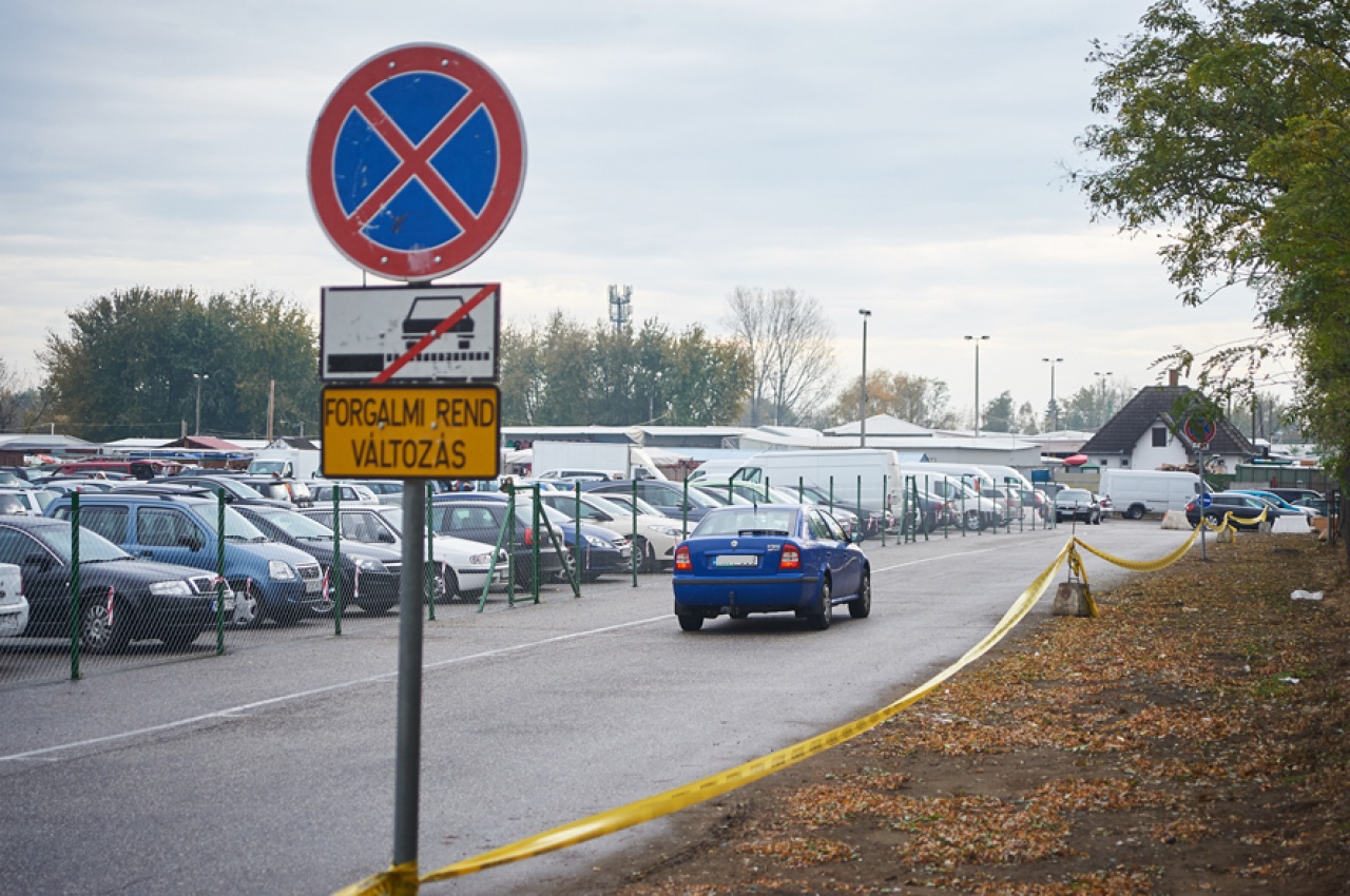 Új bekötőút segíti a piaci behajtást – Már hétvégén is csökkenhet a torlódás a Tokaji úton
