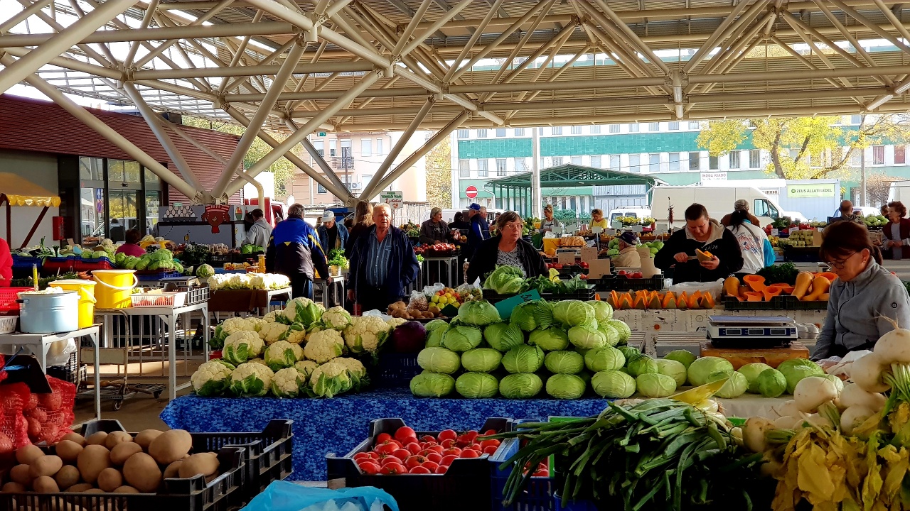 Kedvencünk a Búza téri piaccsarnok - Friss zöldségek és gyümölcsök várják a vásárlókat