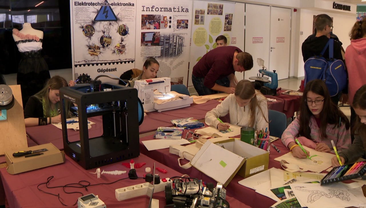 VR szemüvegek segítségével több szakma is kipróbálható a Szakmavilág Kamionos Roadshow-n