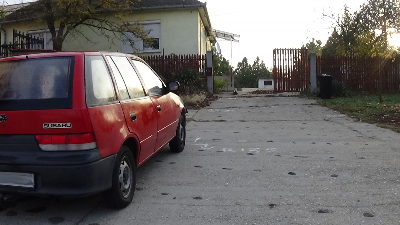 Kerítésnek ütközött, majd a helyszínen hagyta járművét egy sofőr a Majális utcán