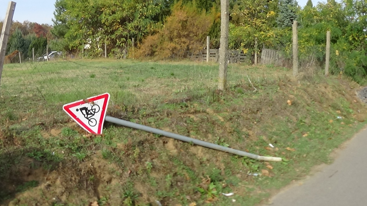 Ismét táblát törtek Nyíregyházán – Keresik a tetteseket