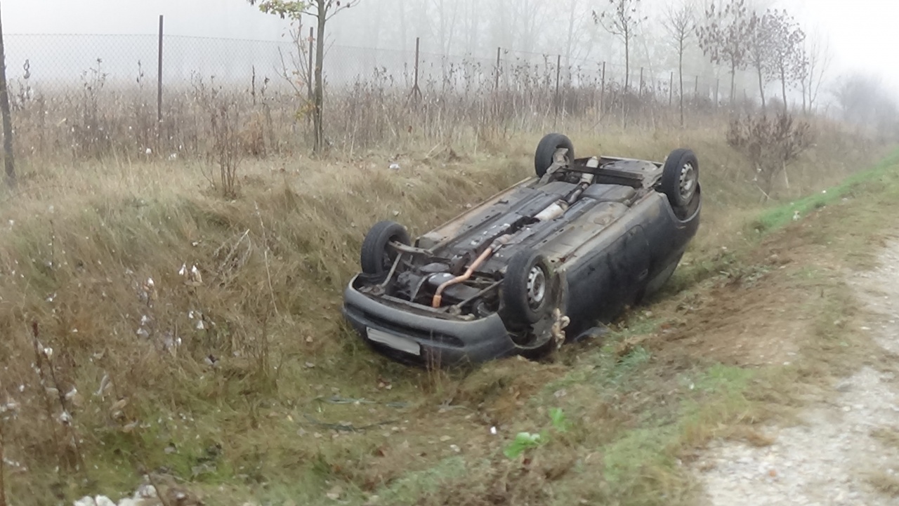 Tetejére borult egy jármű a 4-es főúton, a sofőrt kórházba szállították