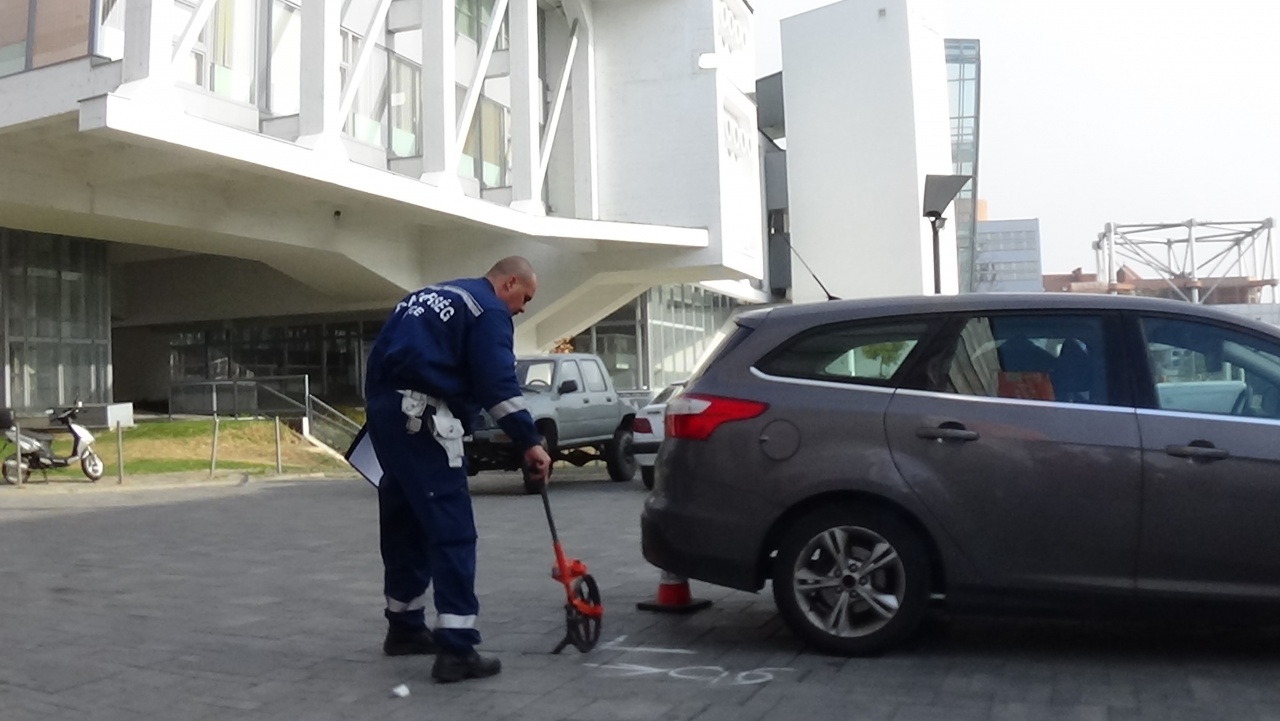 Tolatás közben ütött el egy belvárosban sétáló hölgyet a figyelmetlen sofőr