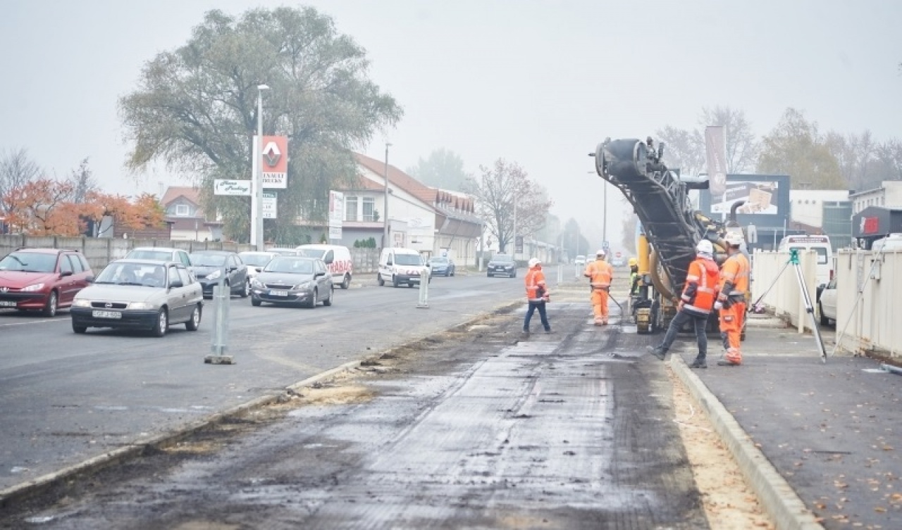 November végére elkészül a Lujza utca burkolatának felújítása, a Tünde utcán is kezdenek!