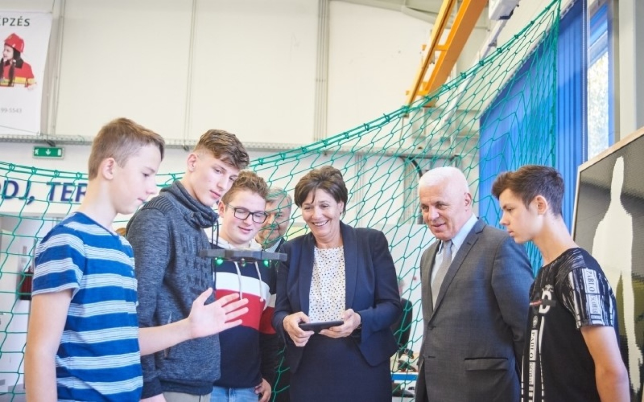 Hihetetlen – Robotok és varrógépek kötöttek barátságot Nyíregyházán!