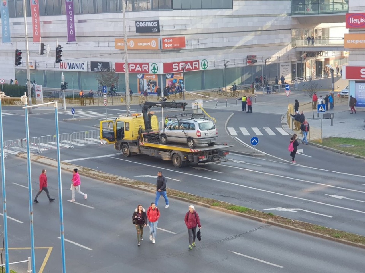 13 óra után elszállíthatják a tilosban parkoló járműveket – Ez az autó is így járt