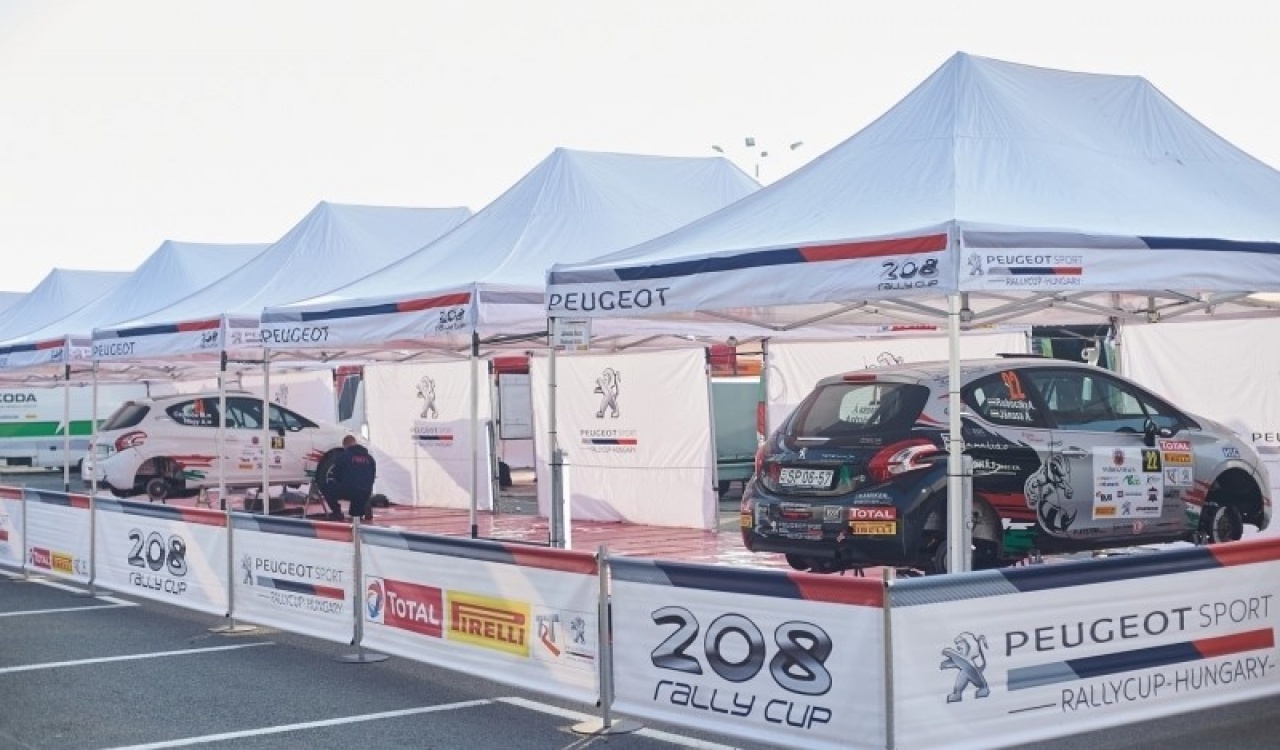 A lelátókon beteltek az utolsó helyek is – Elképesztő a hangulat a belvárosban