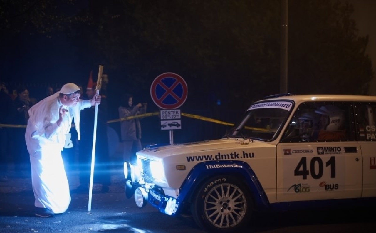 Ötletesebbnél ötletesebb jelmezekben érkeztek az I. Nyíregyháza Rally nézői