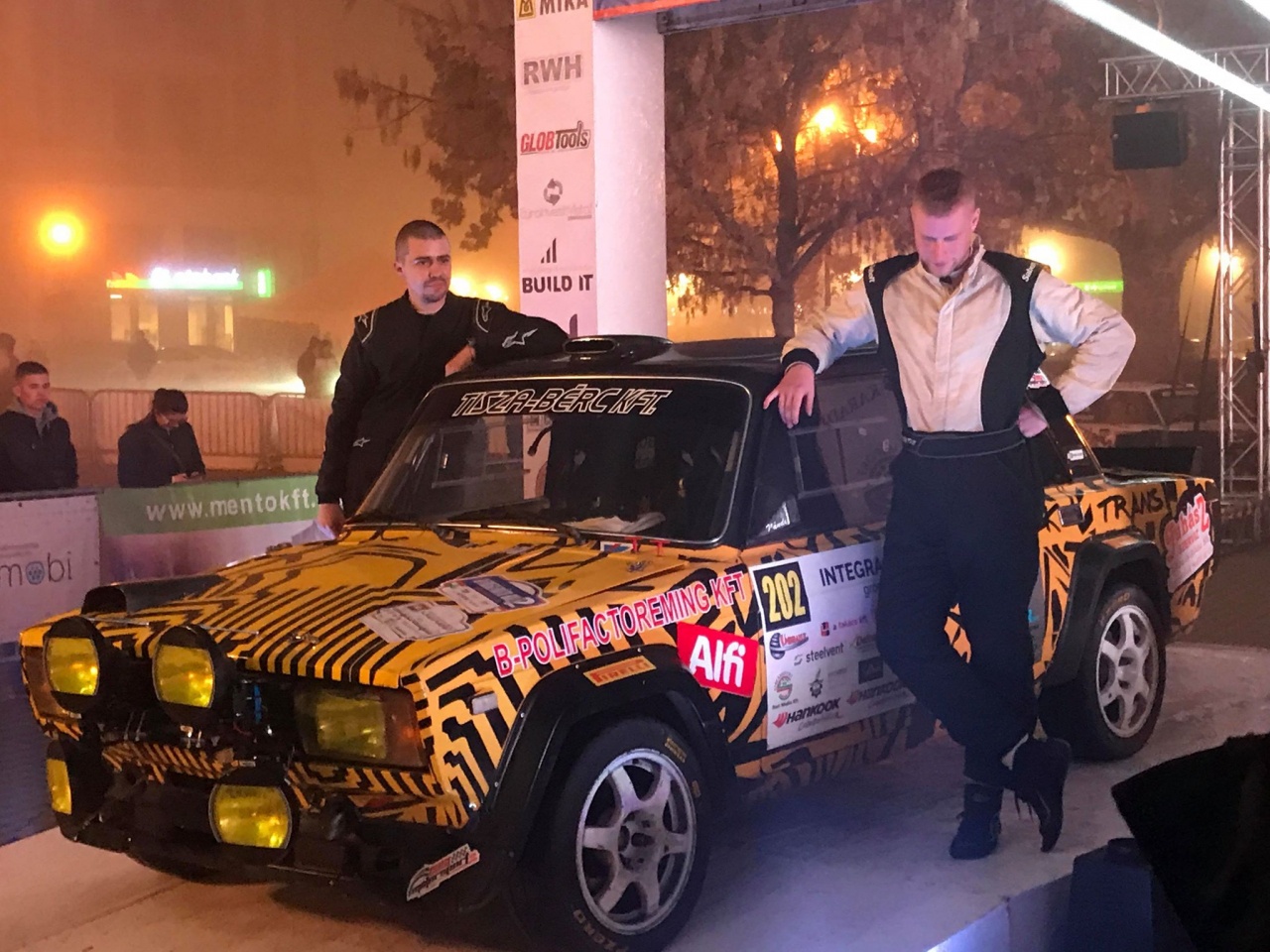 Szombaton is rallysok vették be a Kossuth teret – Kupákból és serlegekből sem volt hiány!