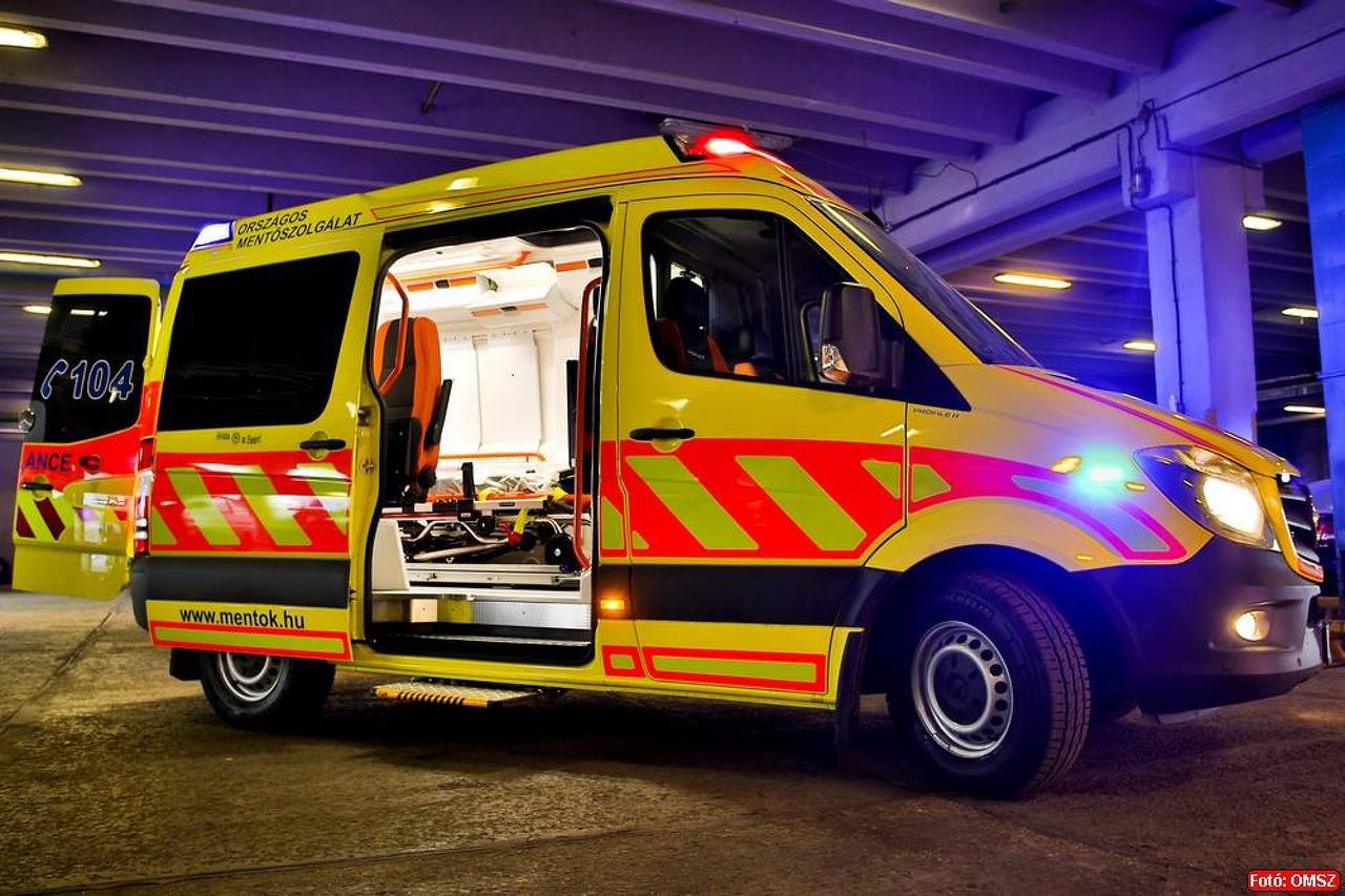 Kórházba szállították az útról lesodródott és kerítésnek csapódott jármű sofőrjét