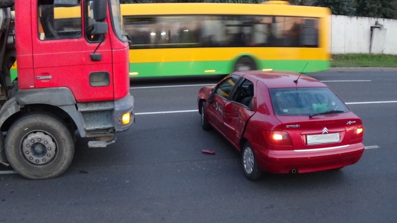 Közel 40 méteren keresztül tolt maga előtt egy járművet egy teherautó