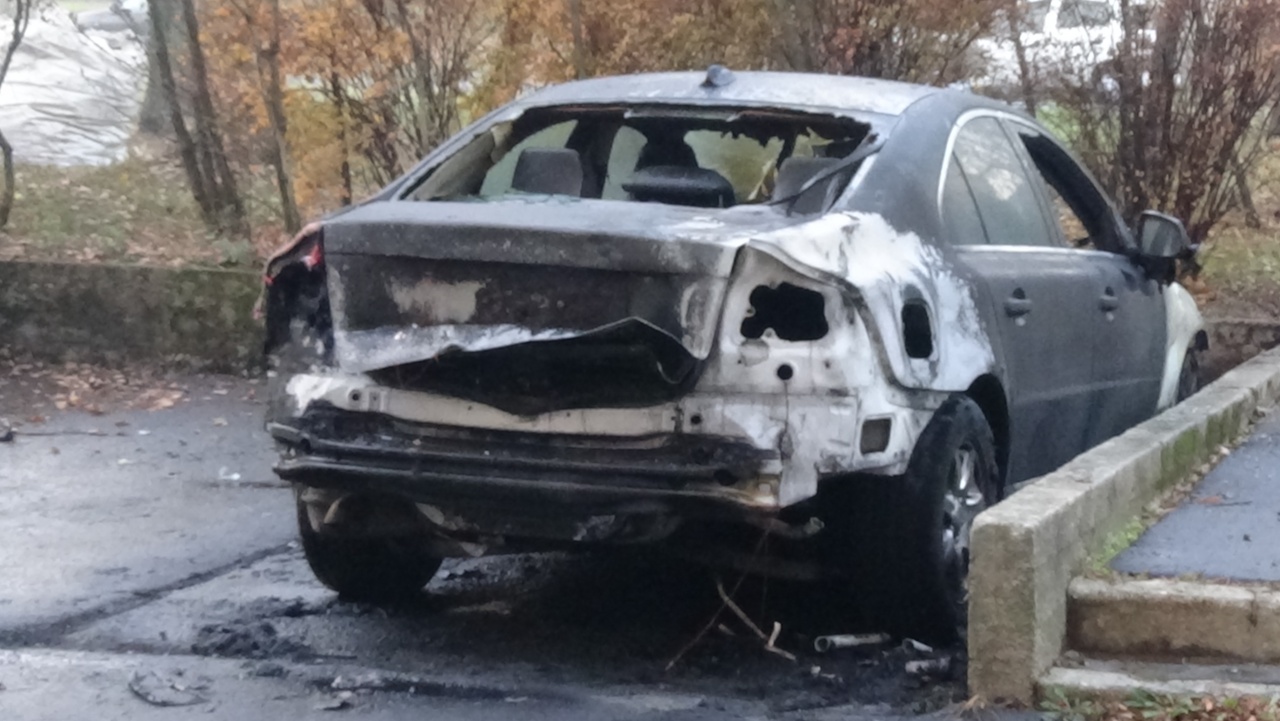 Totálkárosra égett egy személygépkocsi a Garibaldi utcán kedd reggelre