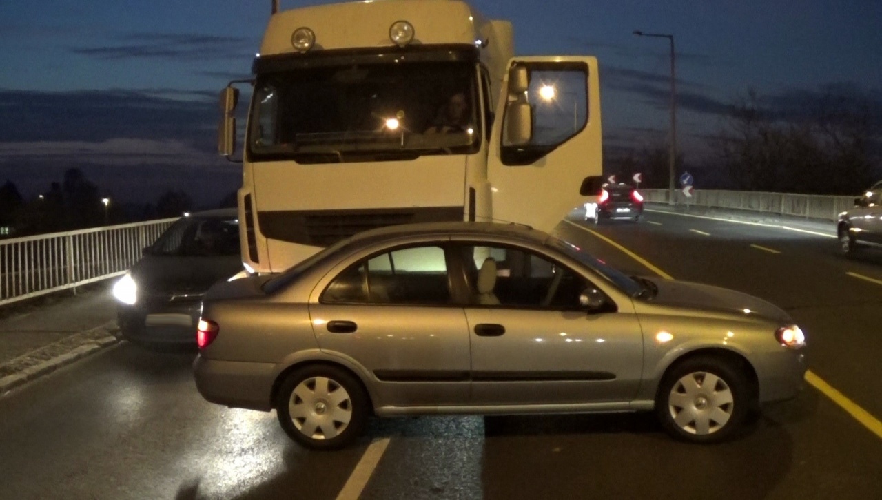 Baleset a felüljárón – Métereken át maga előtt tolta a vétlen járművet egy teherautó