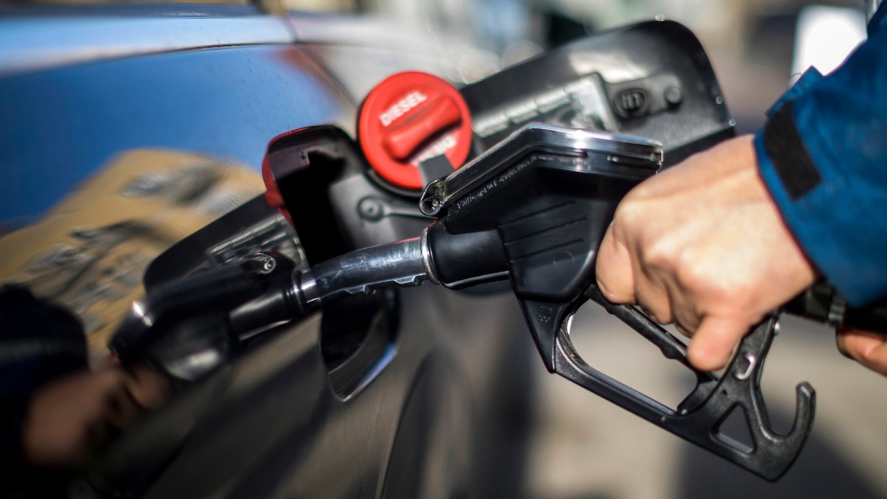 Majdnem ötven forinttal kerül kevesebbe a benzin literje, mint a gázolajé