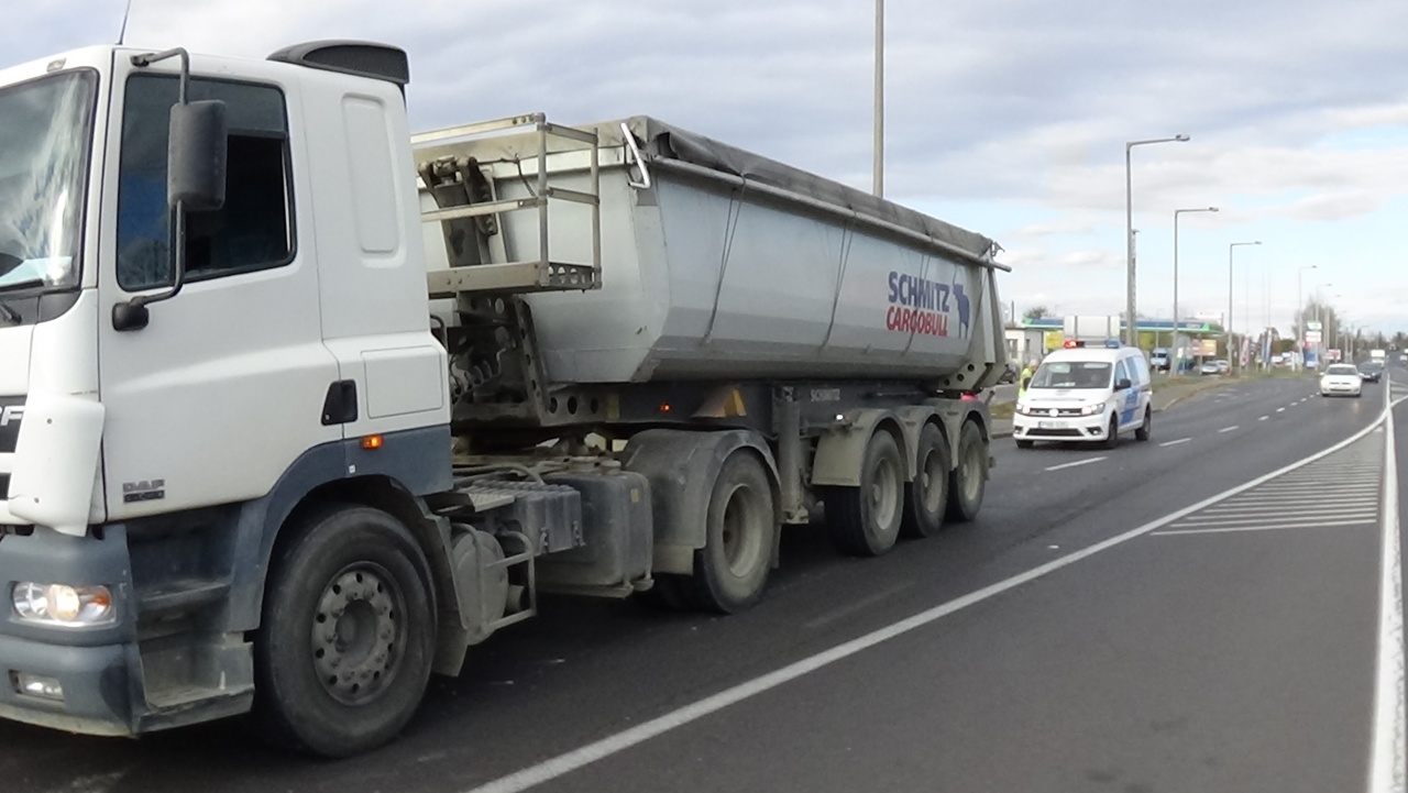 Szabálytalan sávváltás okozta a Debreceni úton történt balesetet