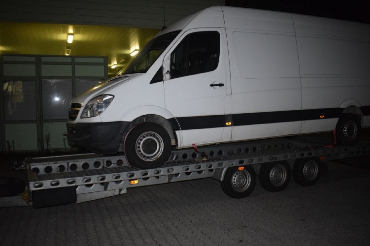 Körözött mikrobusz Csengersimánál – A német hatóságok keresték a járművet