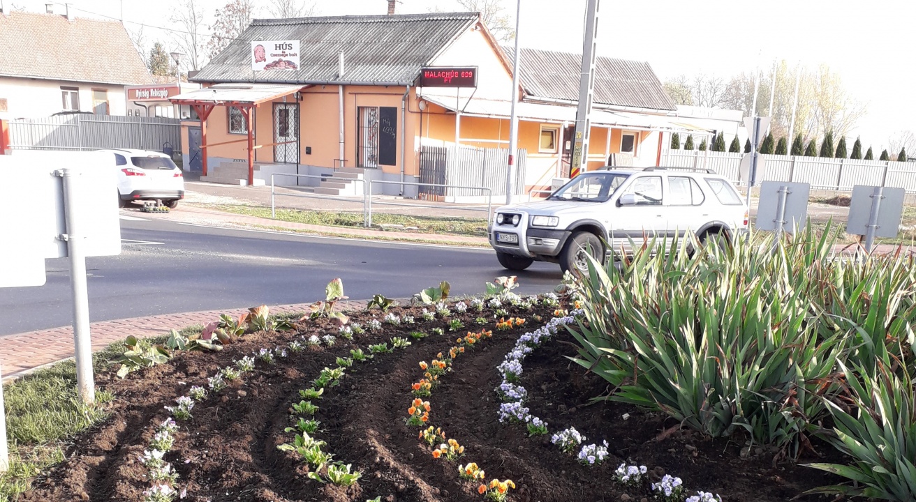 A körforgalomnál virágosítottak