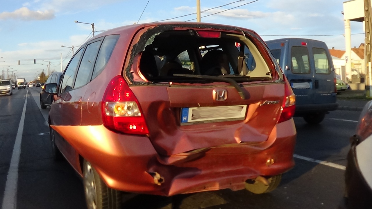 Hármas karambol a Debreceni úton – Jelentős az anyagi kár