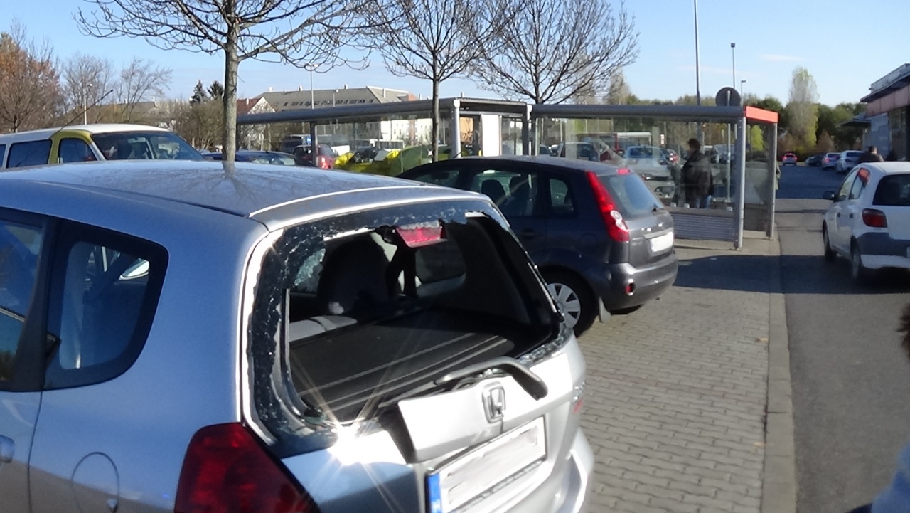 Egyszerre tolattak – Forgalmas bevásárlóközpont parkolójában történt baleset