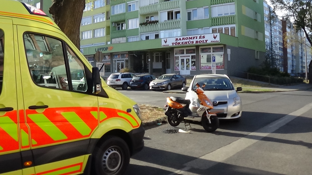 Két járműnek is nekicsapódott a vétlen robogós – Kórházba szállították