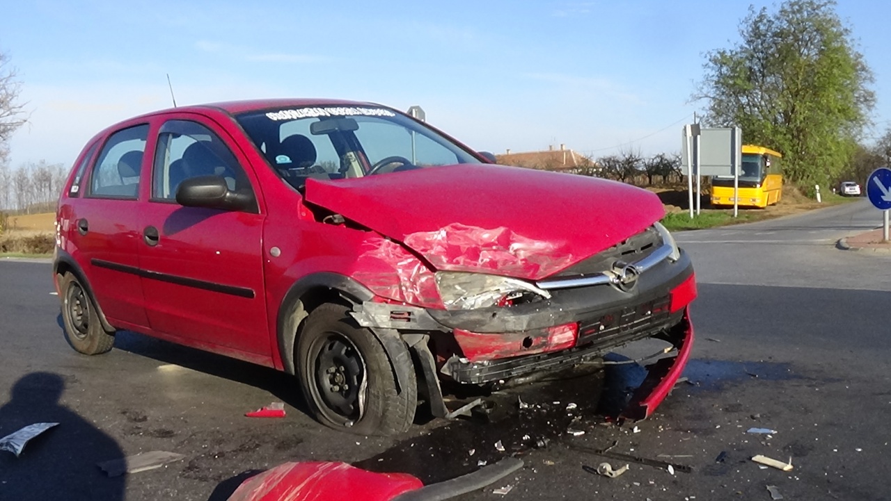 Nem adott elsőbbséget, balesetet okozott – A Kemecsei úton történt karambolt