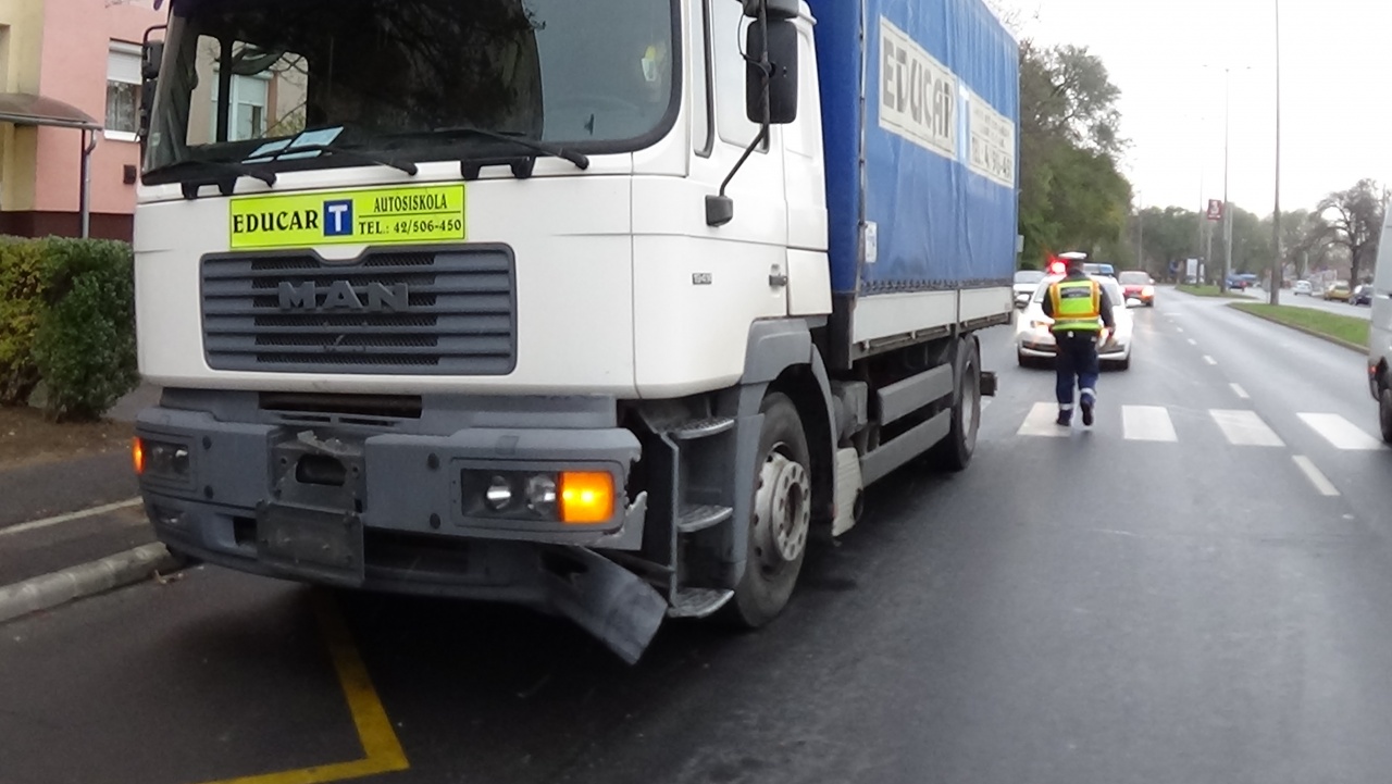 A teherautó megállt a zebra előtt, a mellette közlekedő azonban már nem tudott 