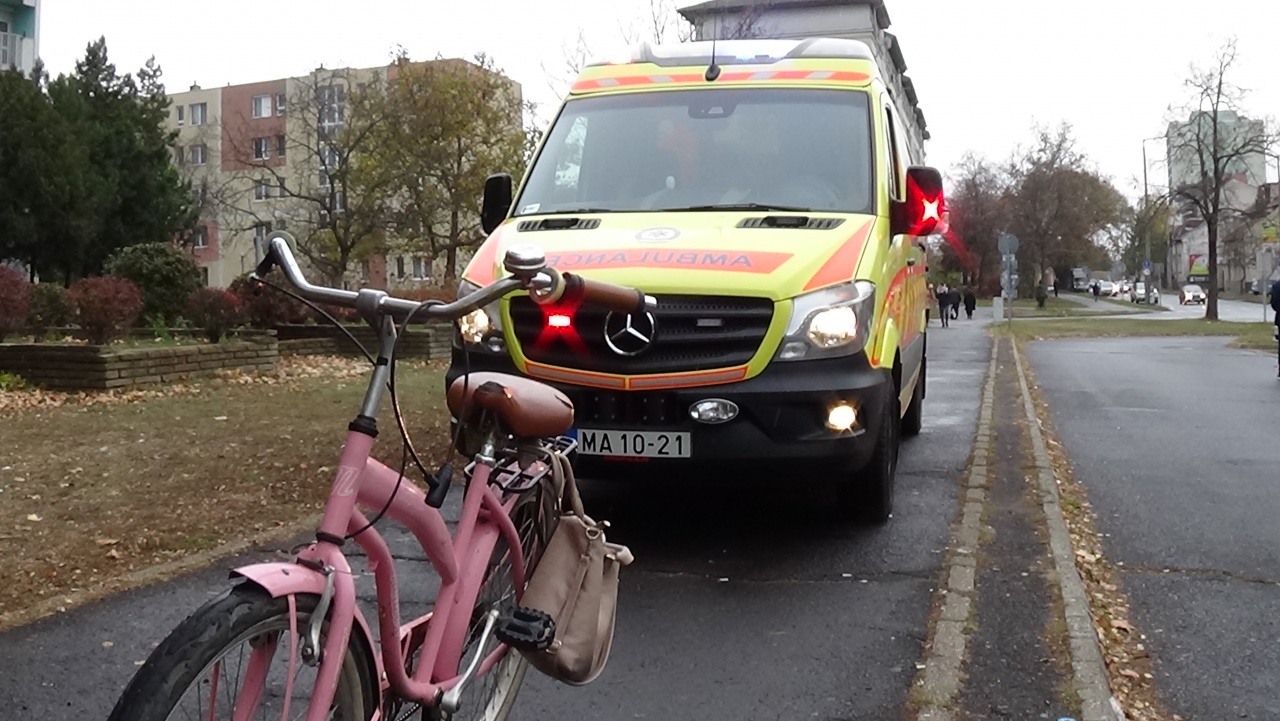 Parkoló autó nyitotta rá ajtaját egy kerékpárosra – A fiatal hölgy megsérült