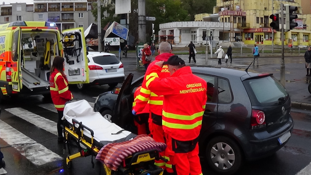 A belváros forgalmas pontján történt baleset – Két személy kórházban