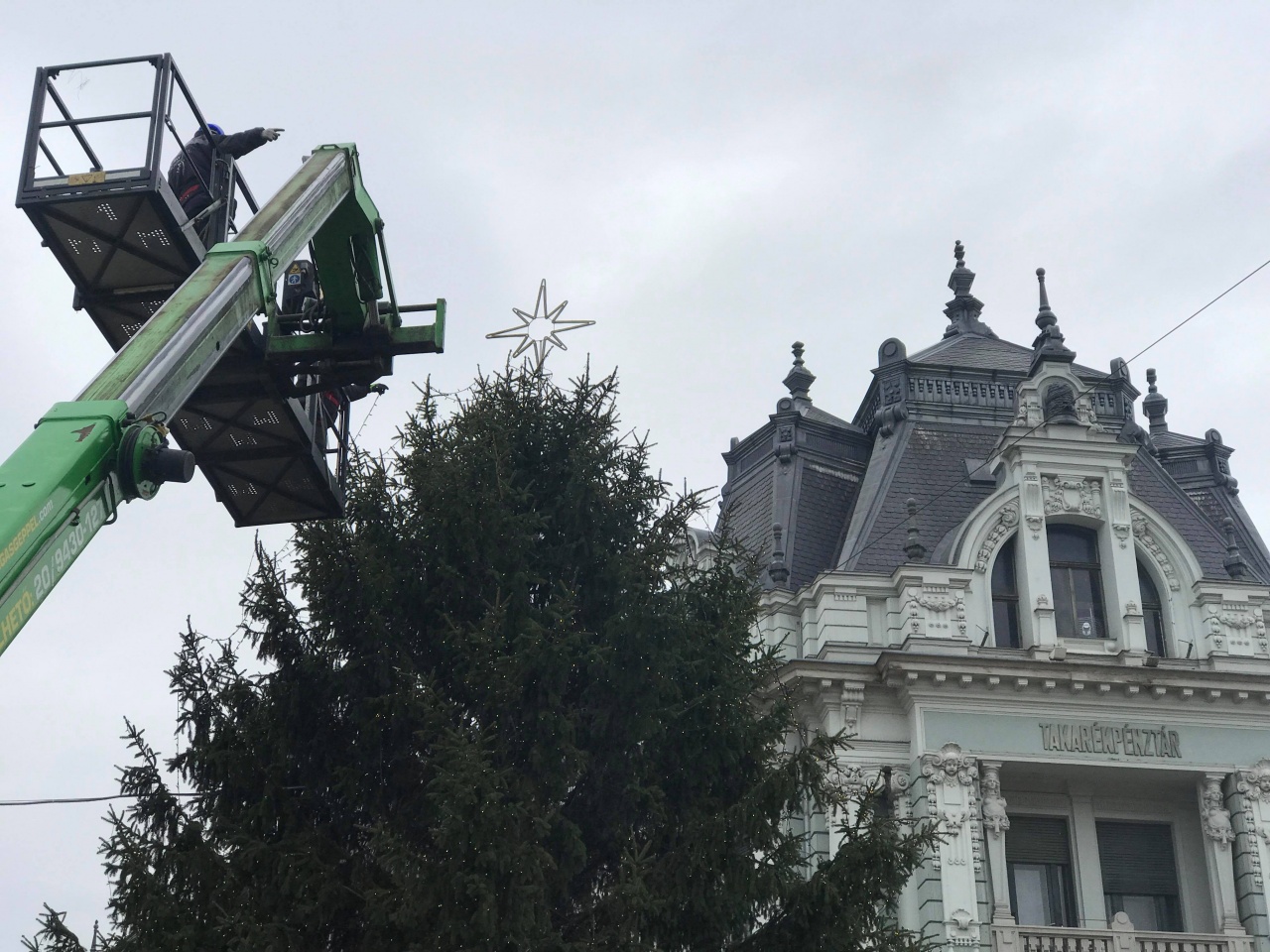Hamarosan teljes pompájában ragyoghat a Város Karácsonyfája – A csúcsdísz már felkerült!