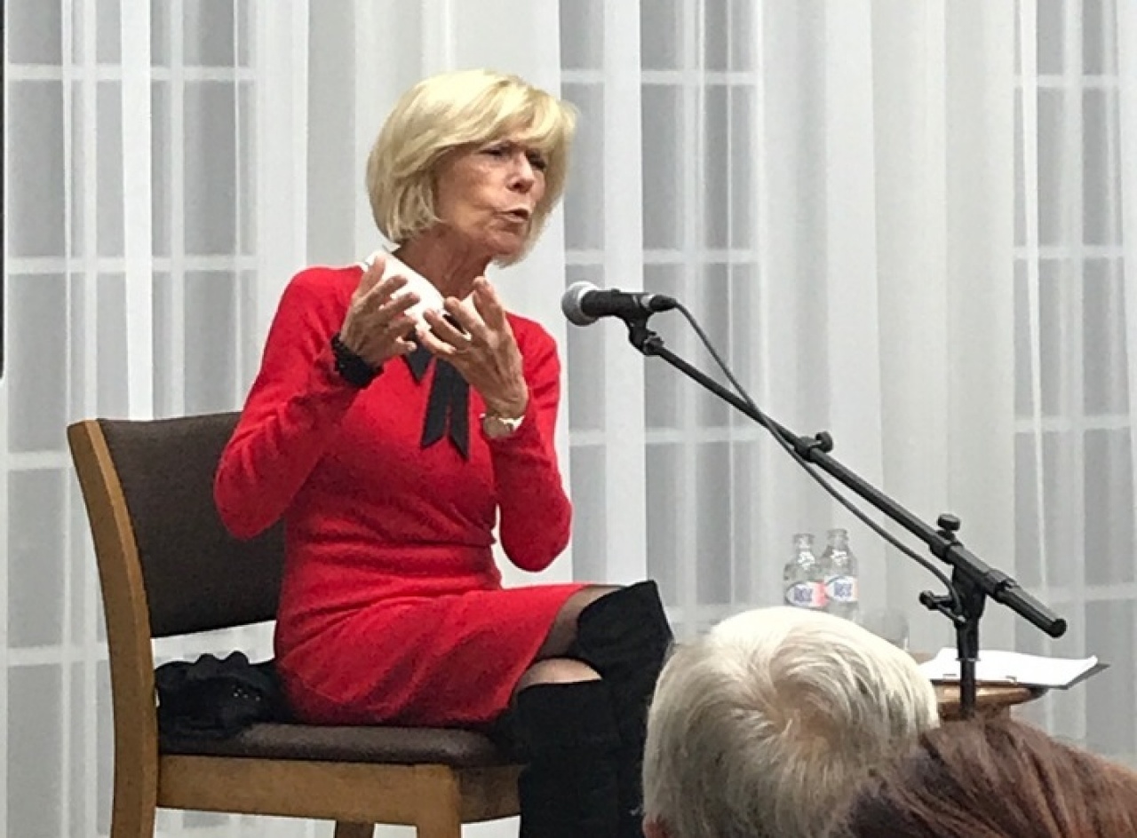 Nagyon sokan voltak kíváncsiak V. Kulcsár Ildikóra a Bencs Villa kedd esti rendezvényén