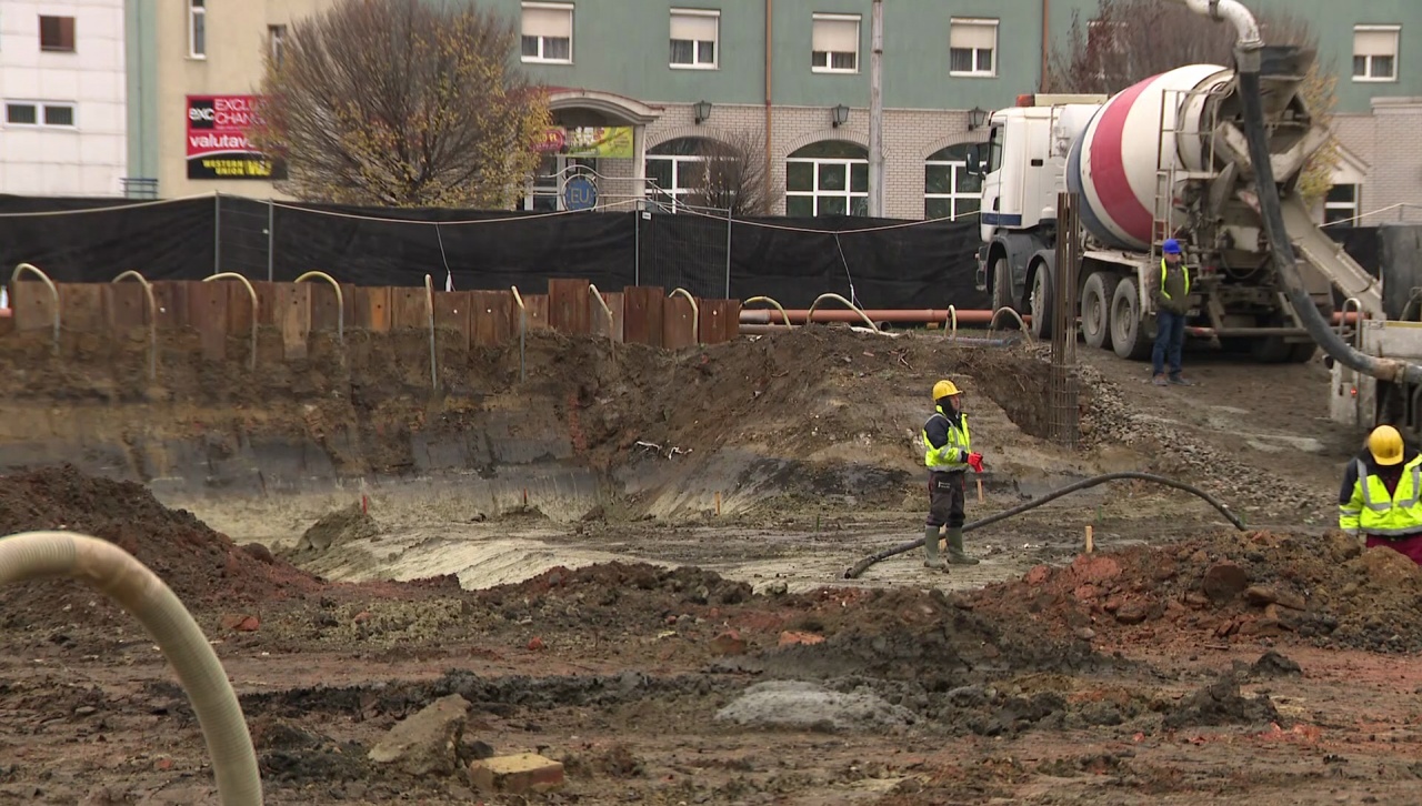Jó ütemben halad a városi uszoda építése, már kirajzolódtak a medenceterek vonalai!