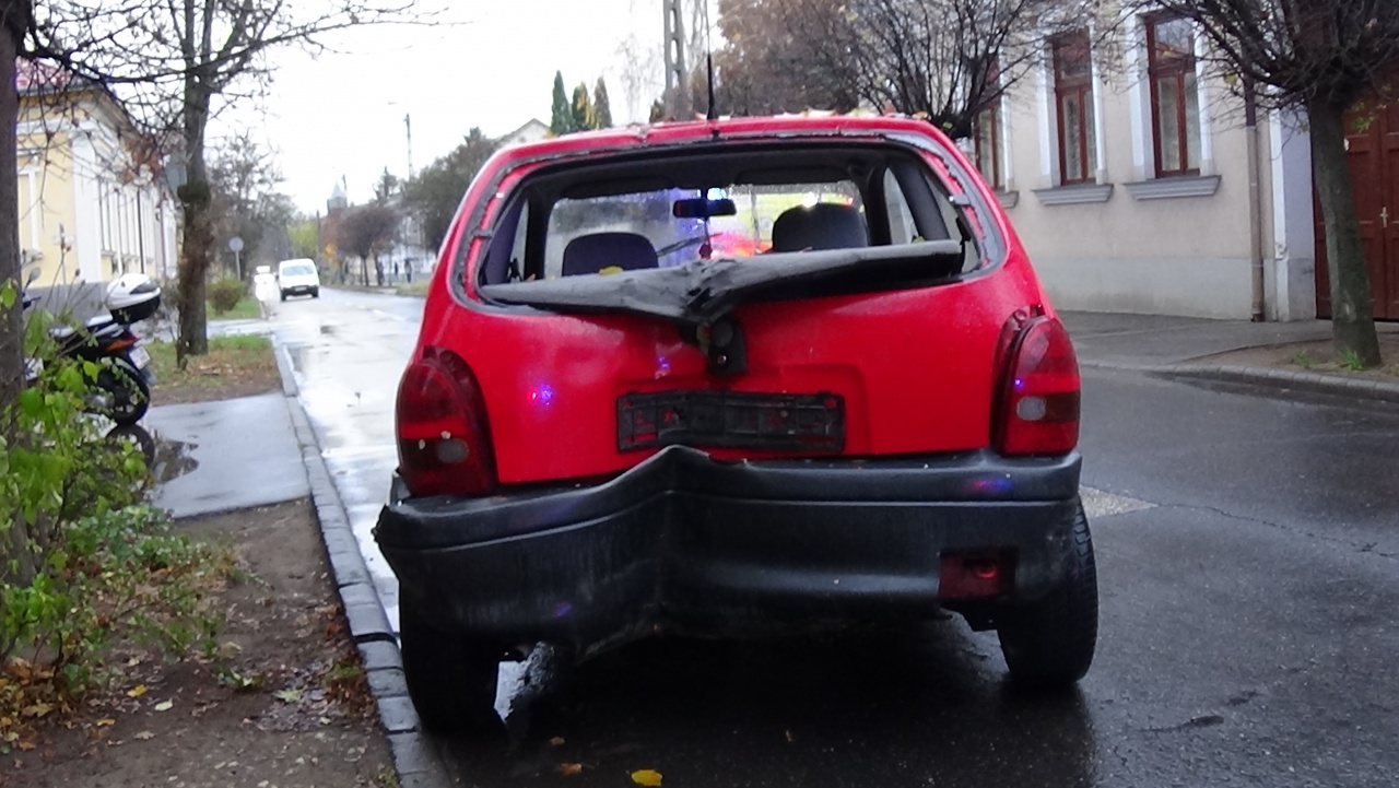 Három gyermeket és egy felnőttet vittek el a mentők a Szabolcs utcai balesetből