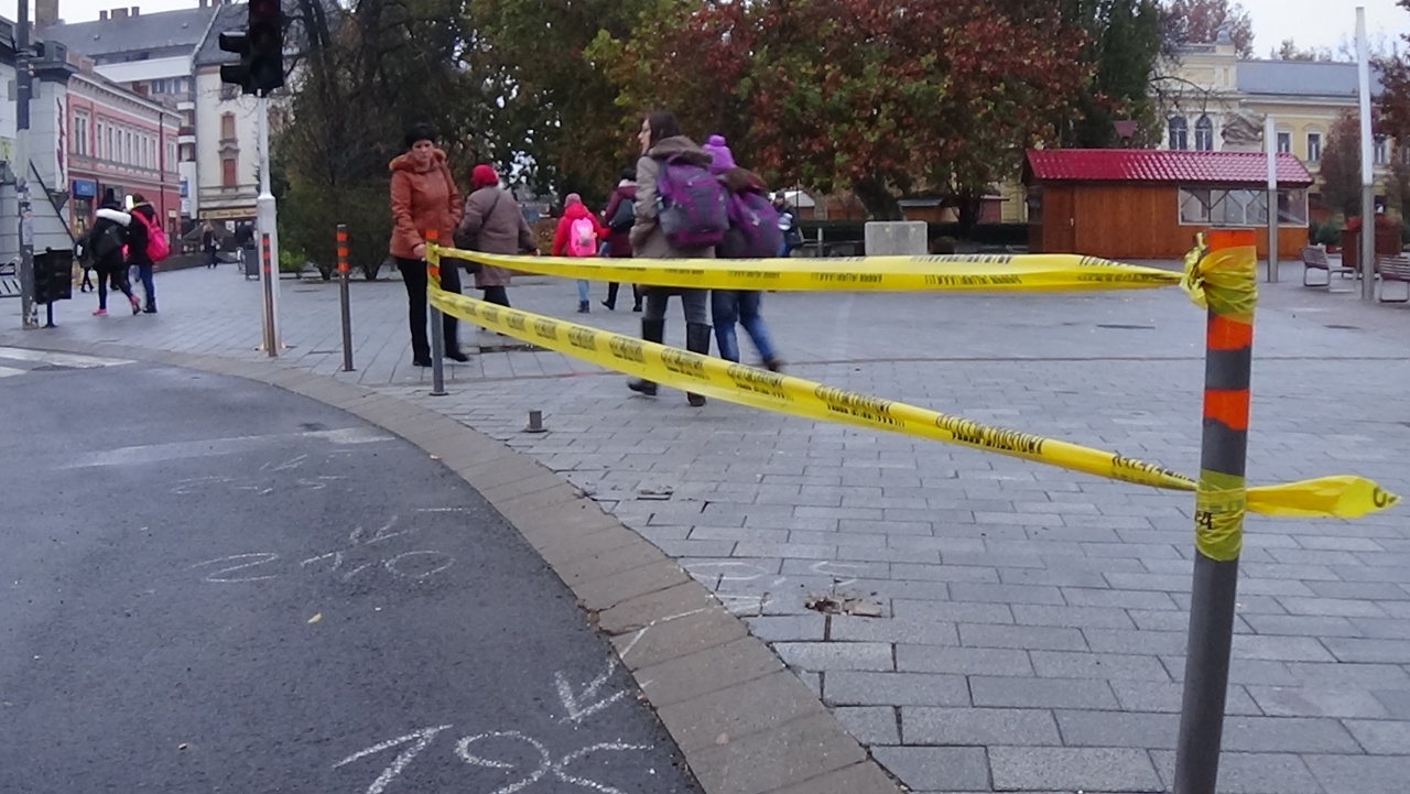 A belvárosi jelzőlámpák automataszekrényének ütközött egy jármű, több milliós a kár